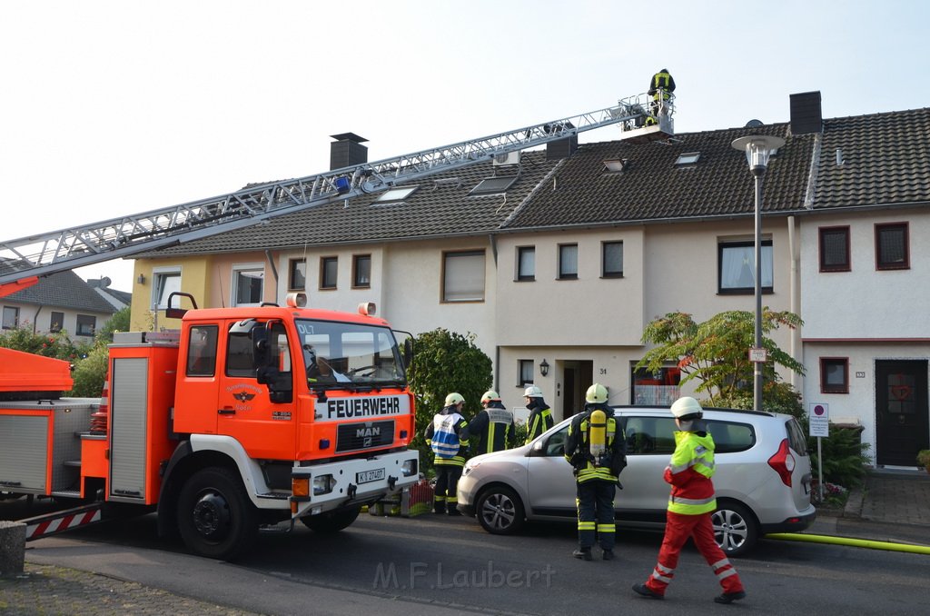 Feuer 1 Dachstuhl Koeln Porz Westhoven Ingeborgstr P5338.JPG